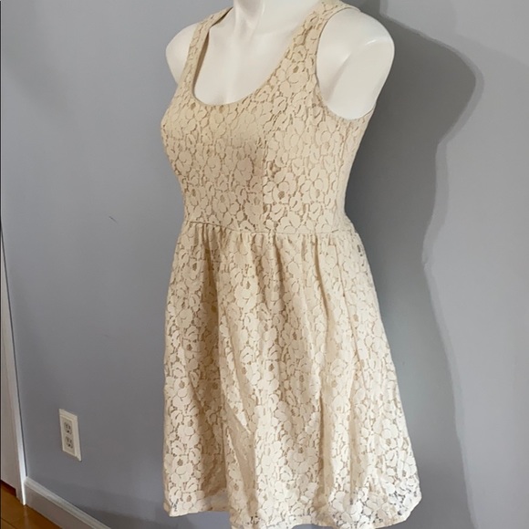 Cream Lace Sleeveless Dress - Picture 3 of 6